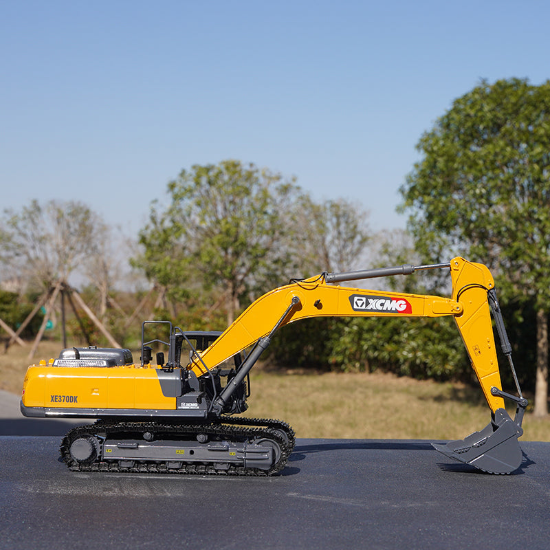 Original factory high quality 1:30 XCMG XE370DK Large diecast excavator model for gift, collection
