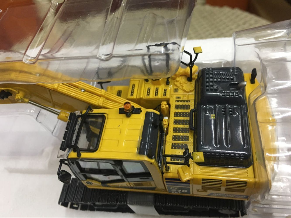 Original Authorized Authentic Diecast Uh8123 1:50 Komatsu Pc210lci-11 Excavator Diecast toy models for Christmas gift,collection
