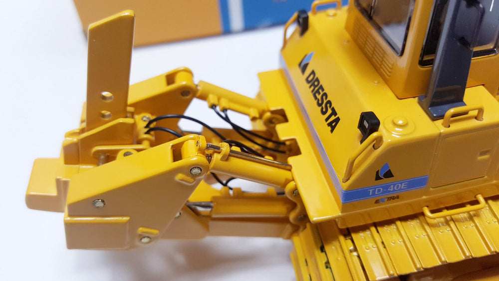 Original Authorized Authentic 1:50 Dressta TD-40E diecast bulldozer scale model Engineering Machinery Bulldozer toy metal Model for Christmas gift,collection