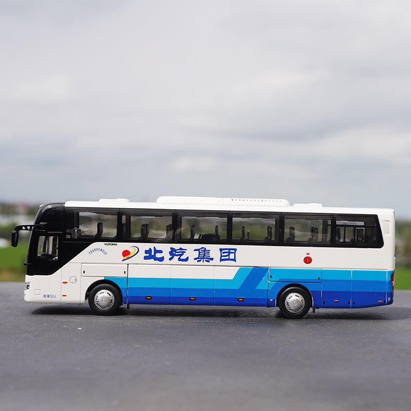 Original factory 1:42 Yutong bus Diecast ZK6122H Baic Group Luxury turist alloy bus model for gift, collection